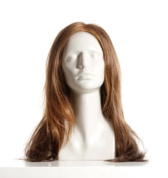 Maniquí cabeza femenina con peluca en blanco — Foto de Stock