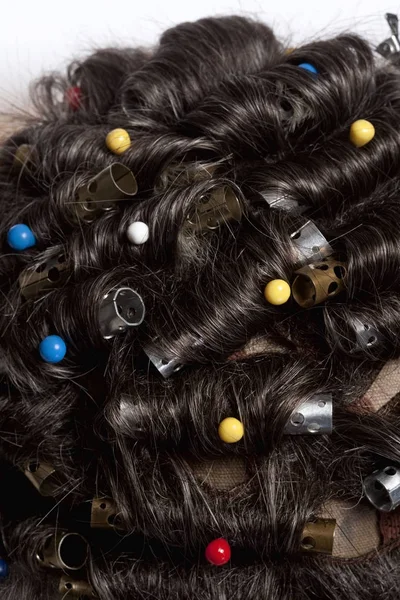Bukleler için kıvırcık peruk uygulayarak üretim - peruk. — Stok fotoğraf
