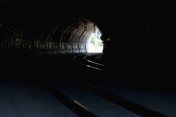 Licht aan het einde van de tunnel — Stockfoto