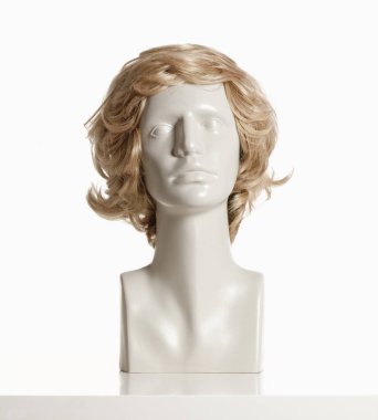Beyaz peruk ile manken kadın baş