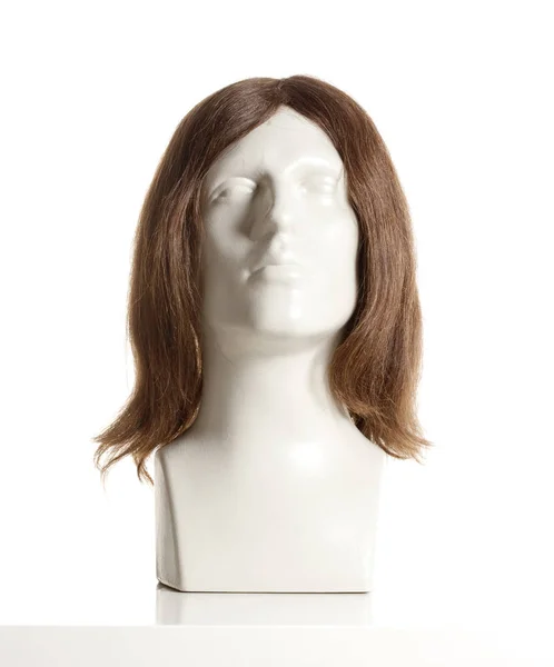 Maniquí cabeza masculina con peluca en blanco — Foto de Stock