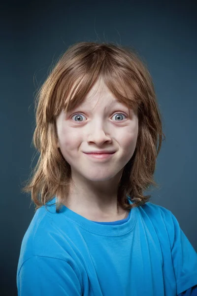 Porträtt av en pojke med blont hår — Stockfoto