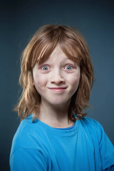 Retrato de un chico con el pelo rubio — Foto de Stock