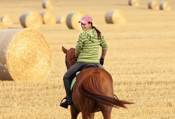 Frau reitet in einer Landschaft — Stockfoto