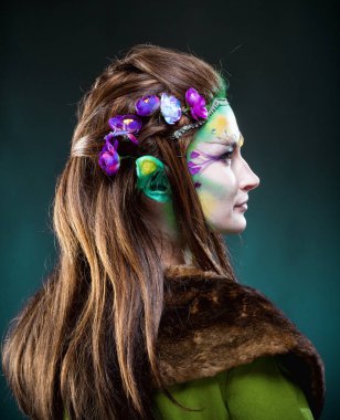 Uzun saçlı güzel bir Elf portresi.