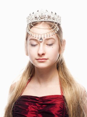 Kız n Red Dress ve kafasındaki taç