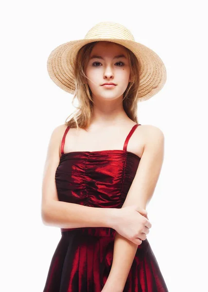 Chica en vestido rojo y sombrero perdido en su cabeza — Foto de Stock