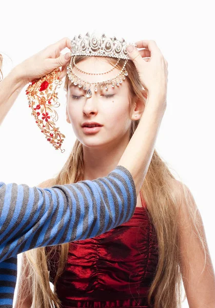 N 赤ドレスと彼女の頭の上の王冠 — ストック写真