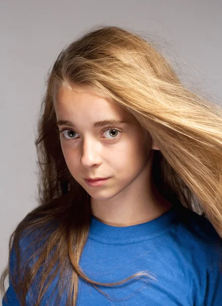 Retrato de una hermosa joven —  Fotos de Stock