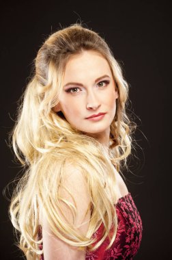 Uzun sarı saçlı genç güzel kadın.