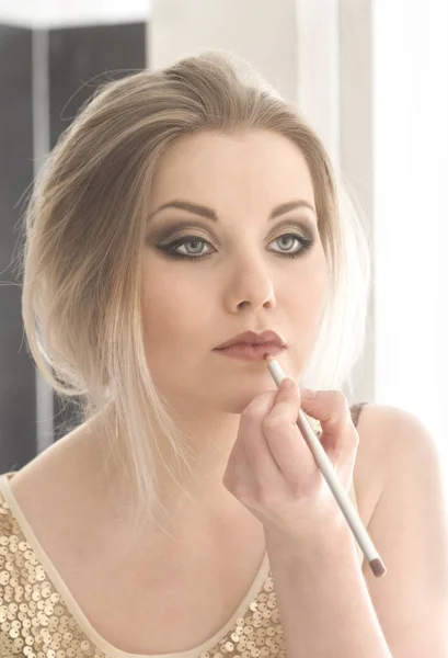 Ung kvinna med vackra makeup — Stockfoto