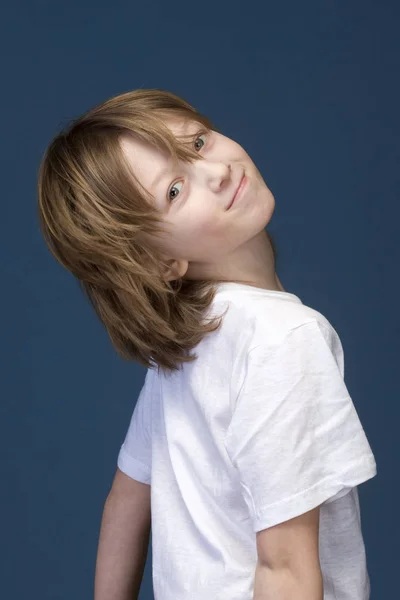 Retrato de um menino com cabelo loiro — Fotografia de Stock
