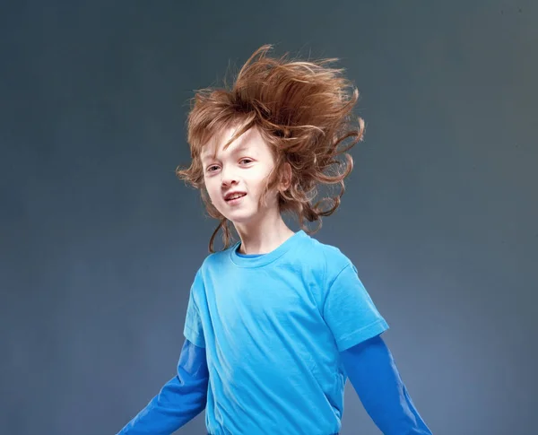 Retrato de um menino com seu cabelo voando — Fotografia de Stock