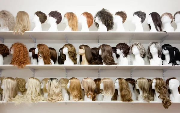 Fila de cabezas de maniquí con pelucas — Foto de Stock