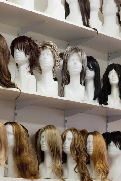 Ряд голов манекена с париками — стоковое фото