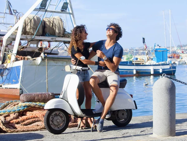 Genç İtalyan çift Scooter üzerinde — Stok fotoğraf