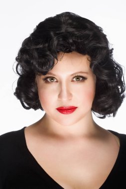 Siyah peruk olan kadın.