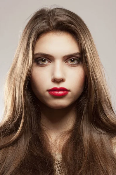 Retrato de una hermosa adolescente — Foto de Stock