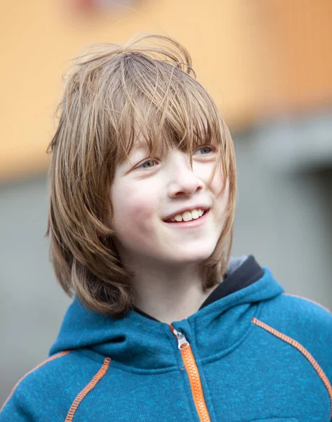Ritratto di un ragazzo con i capelli biondi — Foto Stock