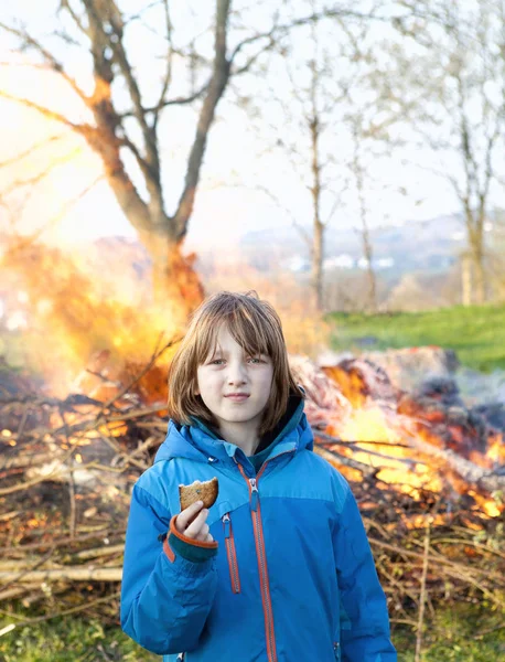 Retrato de un niño frente a la hoguera —  Fotos de Stock