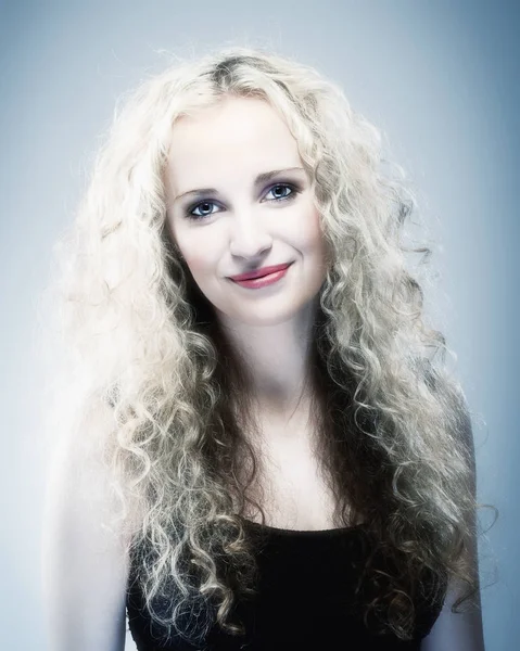 Retrato de uma jovem com cabelo loiro — Fotografia de Stock