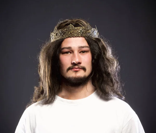 Retrato de un rey con corona . —  Fotos de Stock