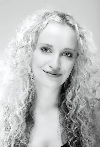 Retrato de uma jovem com cabelo loiro — Fotografia de Stock