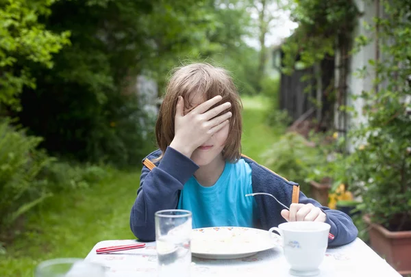 Αγόρι με τα ξανθά μαλλιά που τρώει σε εξωτερικούς χώρους — Φωτογραφία Αρχείου