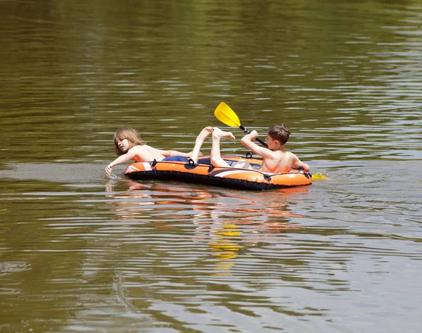 Garçons s'amusant sur bateau en caoutchouc gonflable — Photo