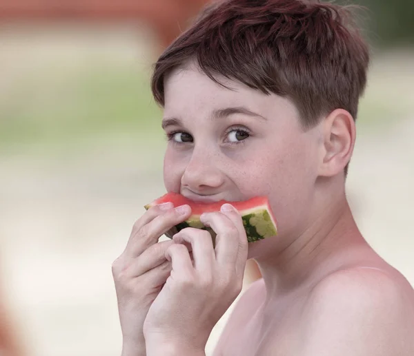 Niño comiendo sandía —  Fotos de Stock