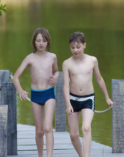 부두에 걸어 두 소년 — 스톡 사진