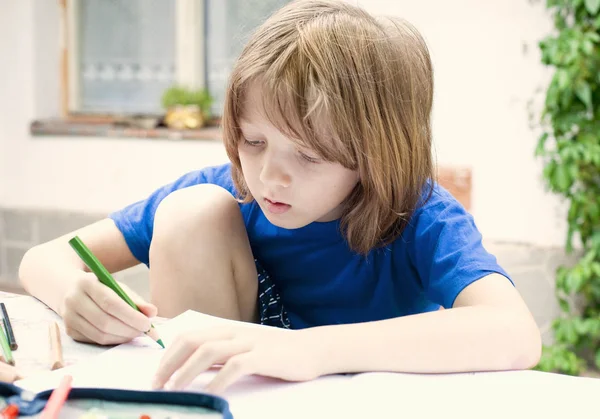 Ragazzo con biondo disegno un immagine — Foto Stock