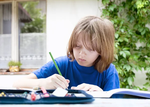 Ragazzo con biondo disegno un immagine — Foto Stock