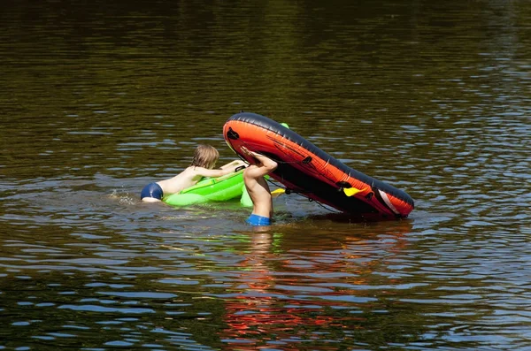 Meninos se divertindo no barco de borracha inflável — Fotografia de Stock