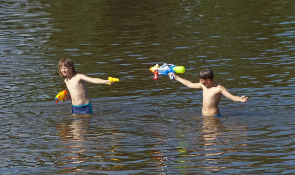두 소년 물 총 싸움. — 스톡 사진
