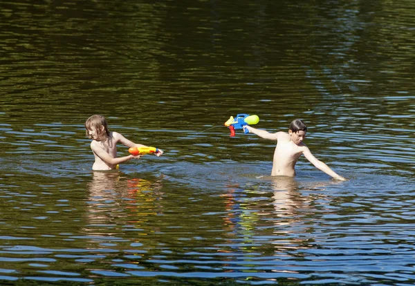 Zwei Jungen kämpfen mit Spritzpistolen. — Stockfoto