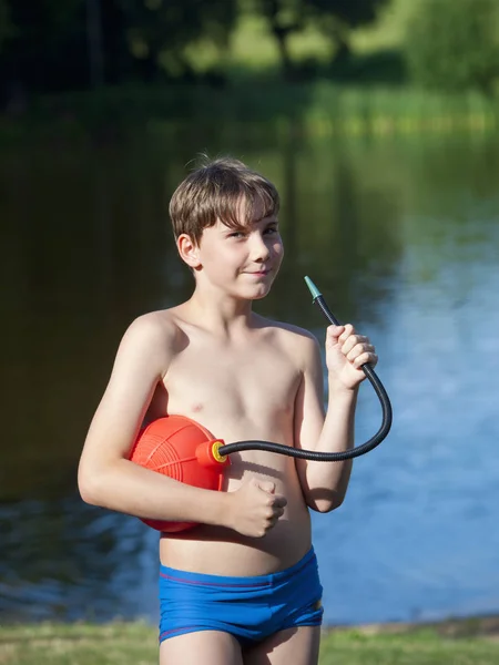 Портрет хлопчика з повітряним насосом — стокове фото