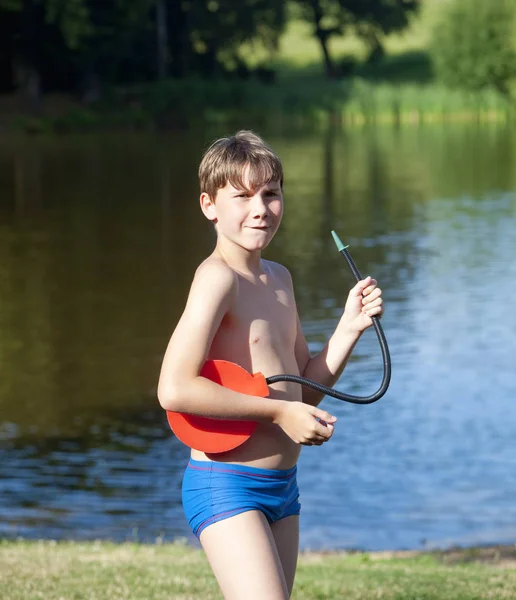 Портрет хлопчика з повітряним насосом — стокове фото