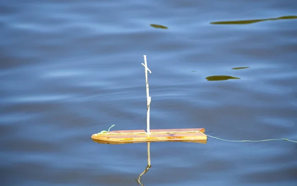 Barco à vela de brinquedo de madeira sem vela . — Fotografia de Stock