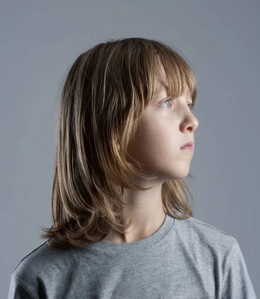 Portret van een jongen met lang Blond haar — Stockfoto