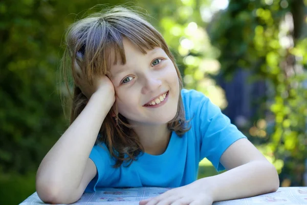 Ritratto di un ragazzo con i capelli biondi — Foto Stock