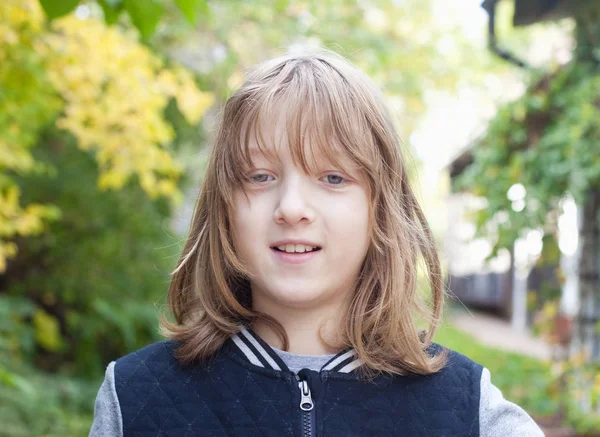 Retrato de un niño al aire libre — Foto de Stock