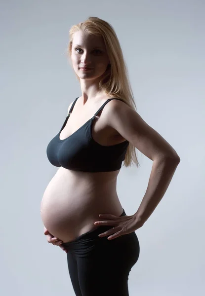 Estúdio Retrato de uma mulher loira grávida — Fotografia de Stock
