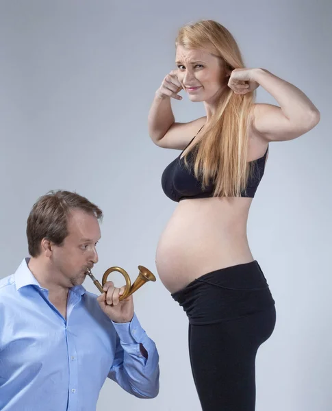 妊娠中の女性と彼女のパートナーの再生音楽. — ストック写真