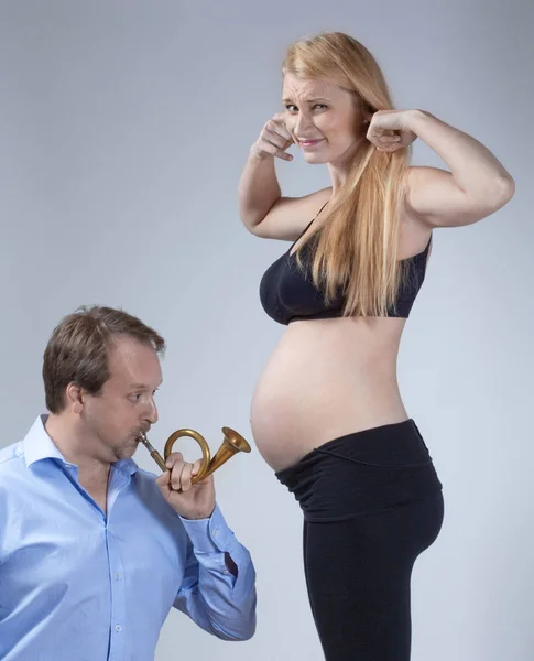 Femme enceinte avec son partenaire jouant de la musique . — Photo