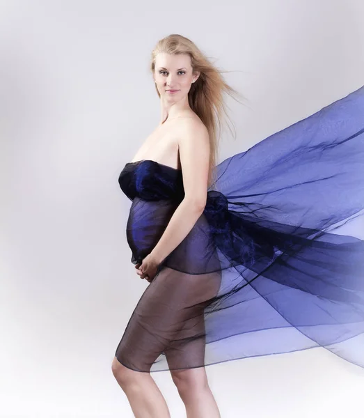 一个怀孕的金发女人的画像 — 图库照片