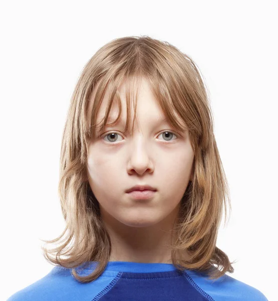 Podobizna chlapce s pohledu dlouhé blond vlasy — Stock fotografie