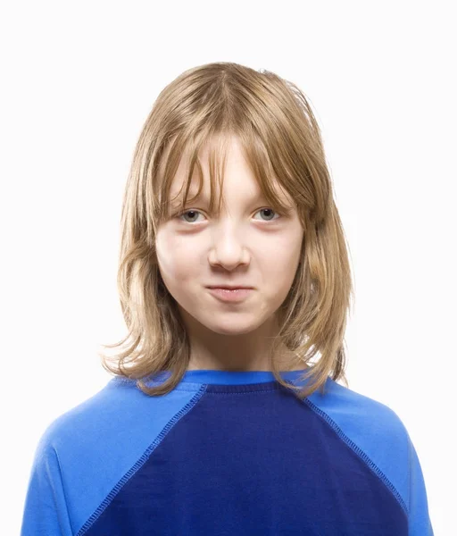 Retrato de un niño con el pelo largo y rubio sonriendo — Foto de Stock