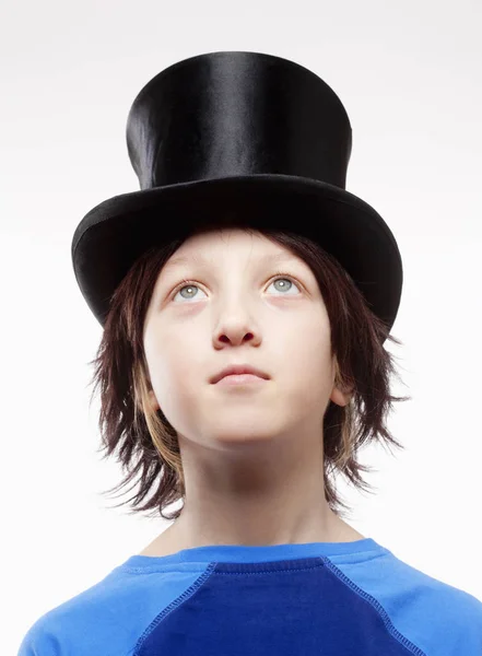 Портрет хлопчика у вігві та чорному капелюсі . — стокове фото