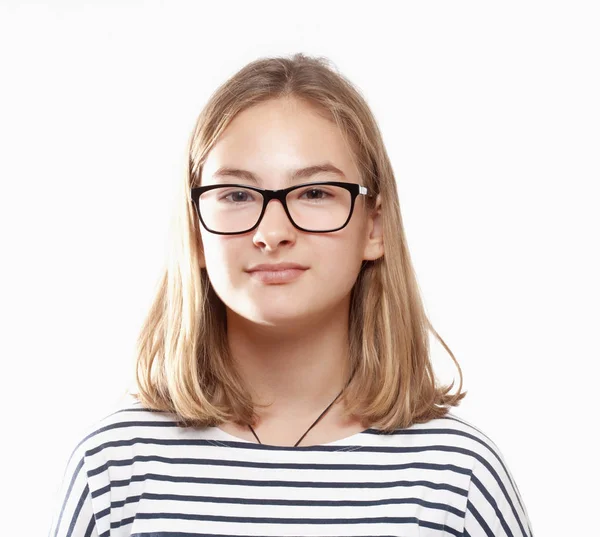 Portret van een meisje met lang blond haar. — Stockfoto